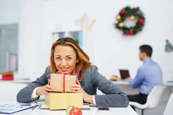 Empleado feliz con regalos —  Fotos de Stock