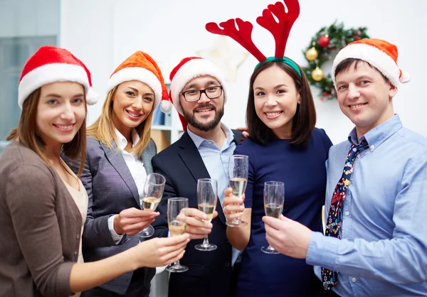 Colleghi con flauti di champagne — Foto Stock