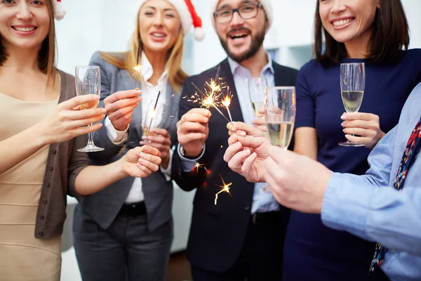 Kollegor med champagne och Bengal ljus — Stockfoto