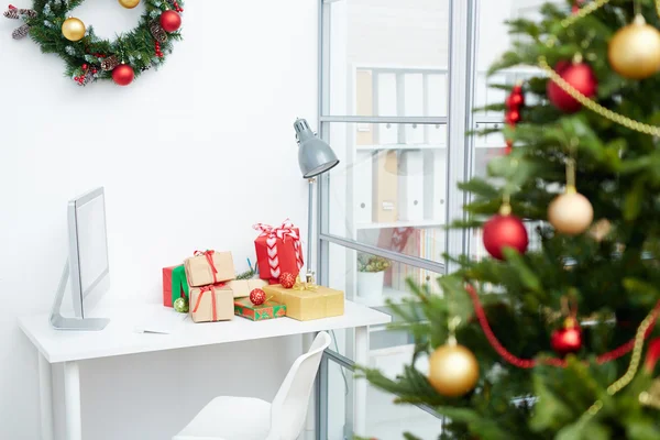 Lugar de trabajo con cajas de regalo —  Fotos de Stock