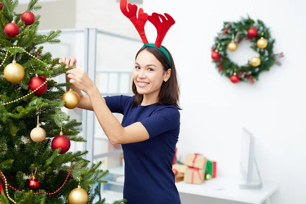 Businesswoman Decorating Christmas tree — Stock Photo, Image