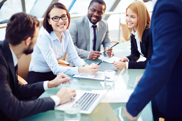 Personas que trabajan en equipo — Foto de Stock