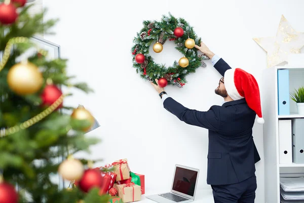 Hombre de negocios Preparándose para la Navidad —  Fotos de Stock