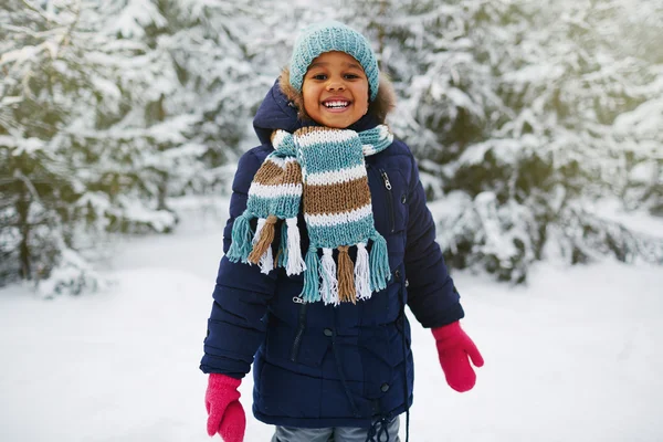 Счастливый ребенок зимой носит открытую одежду — стоковое фото