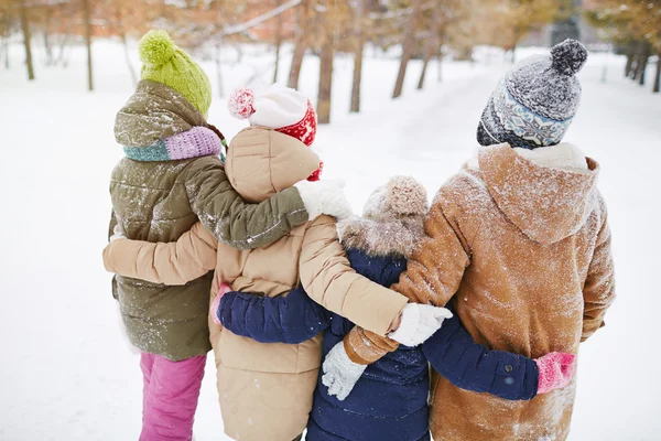 Amigos carinhosos na floresta de inverno — Fotografia de Stock