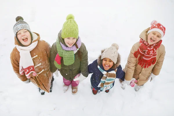 Schattig vrienden in winter forest — Stockfoto