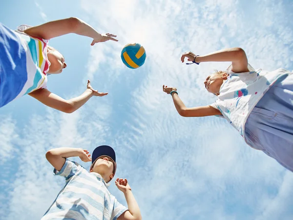 Barn som spelar boll — Stockfoto