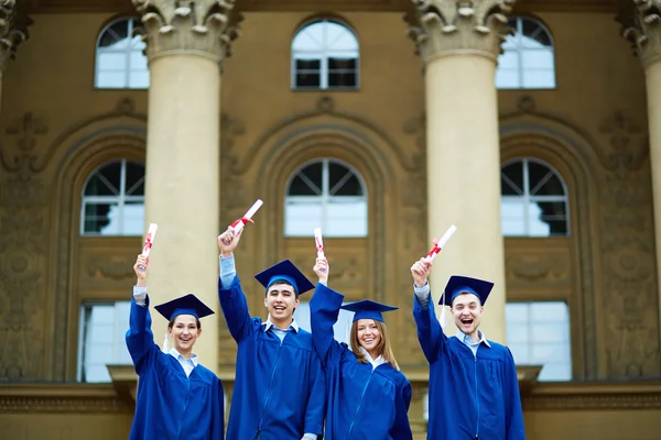 Örömteli diplomások csoportja — Stock Fotó