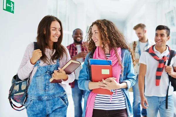 Collegeflickor med böcker — Stockfoto