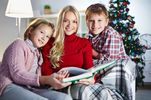 Família feliz com livro — Fotografia de Stock