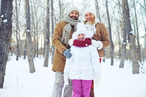 Famille dans la forêt d'hiver — Photo