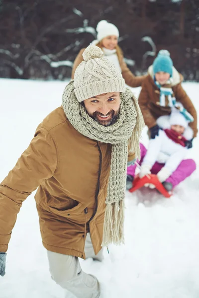 Mann fährt Sohn und Tochter auf Schlitten — Stockfoto