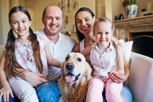 Familienporträt mit Hund — Stockfoto