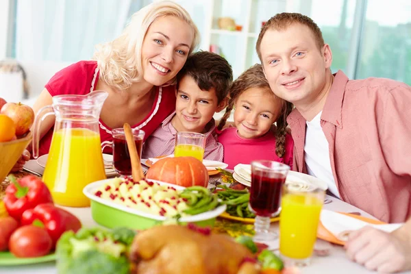 Familie diner thuis — Stockfoto