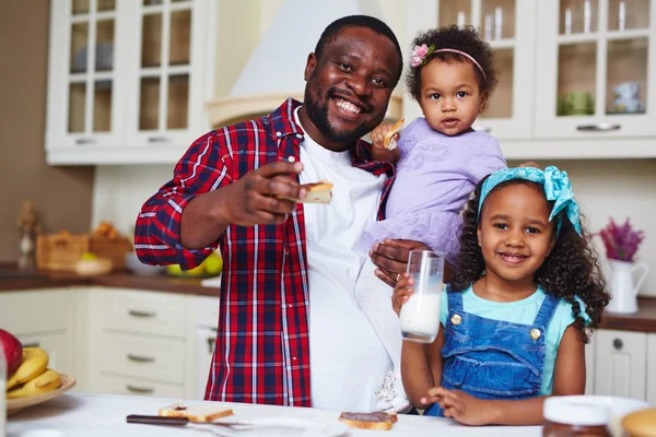 Afričan-američtí muži a dcery během snídaně — Stock fotografie