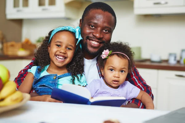 Afro-Amerikaanse familie leesboek — Stockfoto