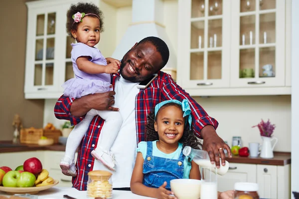 Hombre afroamericano haciendo el desayuno —  Fotos de Stock