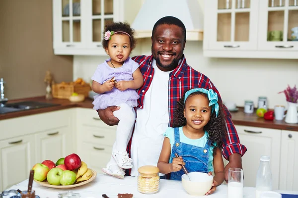 Glückliche afrikanisch-amerikanische Familie — Stockfoto