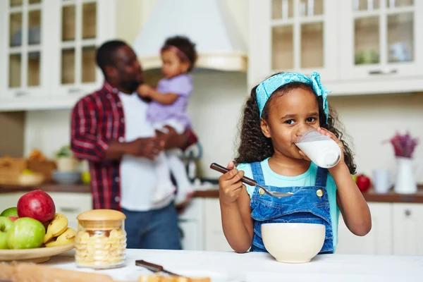 Menina afro-americana bebendo leite — Fotografia de Stock