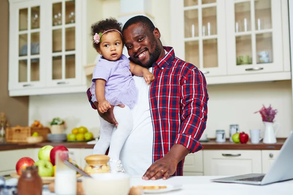 Afro-Amerikaanse man met zijn dochter — Stockfoto