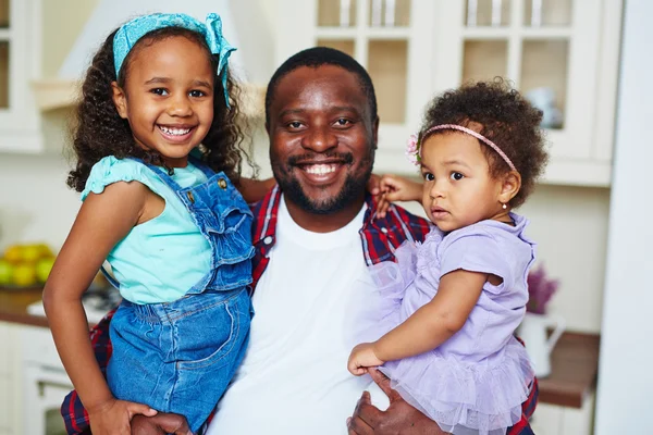 Afro-ojciec i dwie słodkie dziewczyny — Zdjęcie stockowe