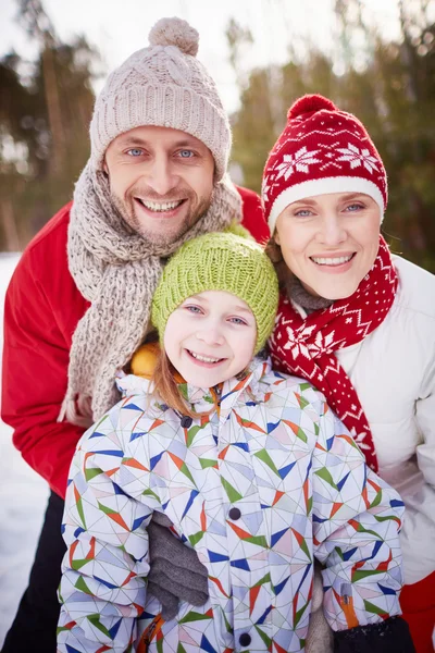 Ευτυχισμένη οικογένεια σε φθορά χειμώνα — Φωτογραφία Αρχείου