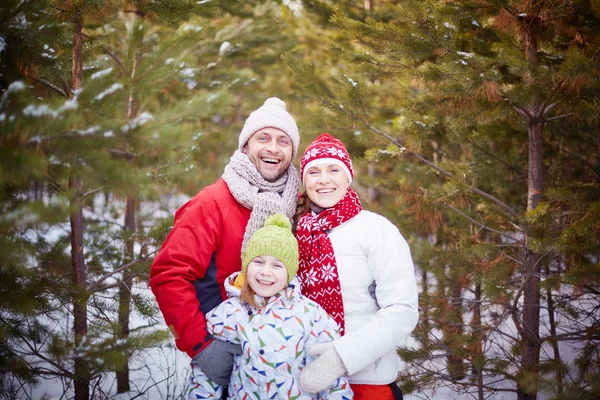 Glückliche Familie im Winterwald — Stockfoto