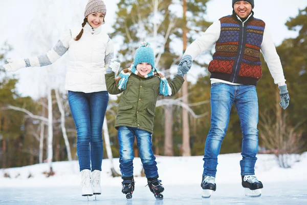 Szczęśliwe rodziny trzy jazdy na łyżwach — Zdjęcie stockowe