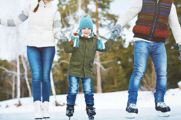 Niño y sus padres patinando —  Fotos de Stock