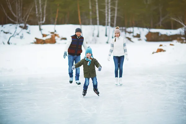 Niño patinando con sus padres — Foto de Stock