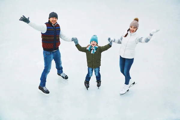 Família feliz de patinadores — Fotografia de Stock