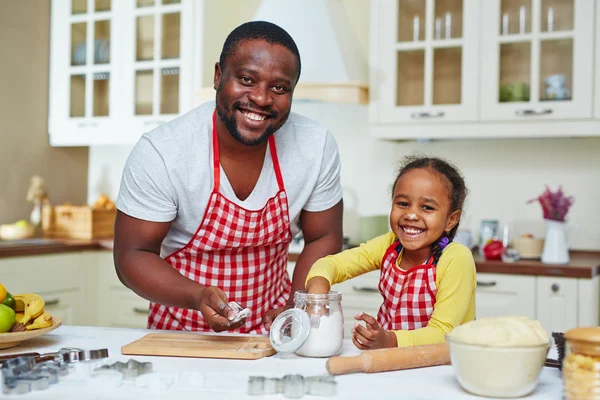 Man en zijn dochter in schorten — Stockfoto