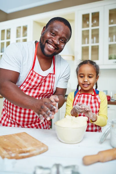 Man en weinig meisje maken gebak — Stockfoto