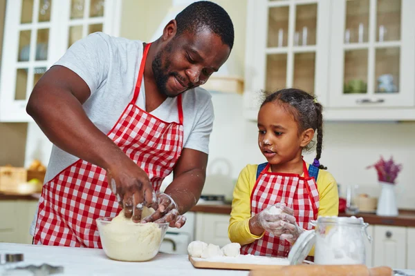 Homme et sa fille faire de la pâtisserie — Photo