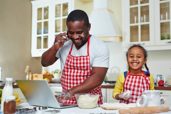 Hombre con hija en la cocina —  Fotos de Stock