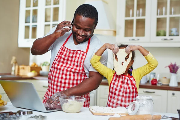 Мужчина с дочерью на кухне — стоковое фото