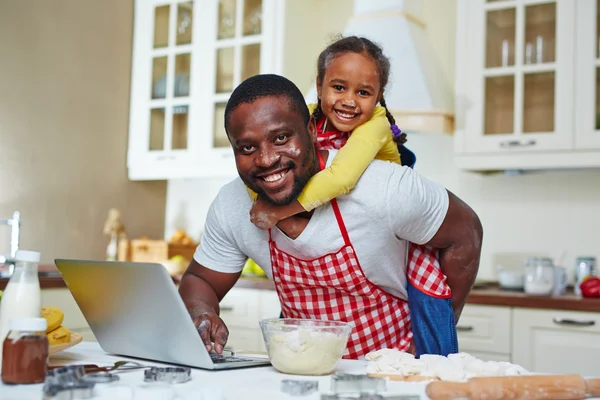 Homme à la recherche de recette dans le net — Photo