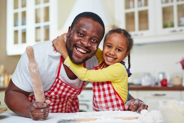 Alegre padre e hija cocinando —  Fotos de Stock