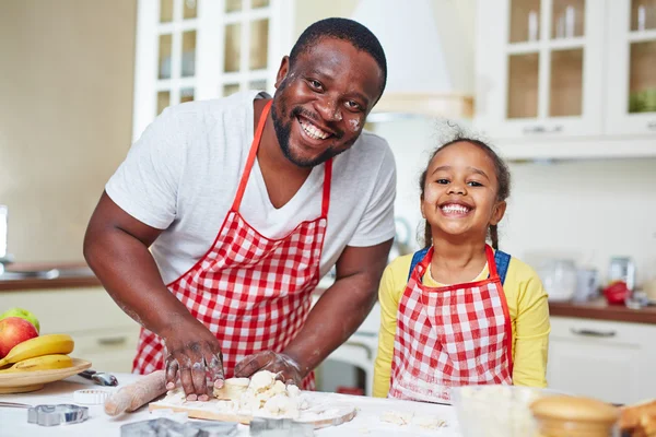 Vrolijke vader en dochter koken — Stockfoto