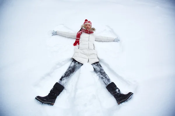 女孩躺在雪堆里 — 图库照片