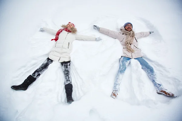 Pareja feliz disfrutando del invierno —  Fotos de Stock