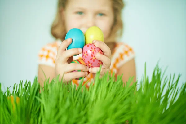 Κοριτσάκι που κρατάει τα αυγά του Πάσχα — Φωτογραφία Αρχείου