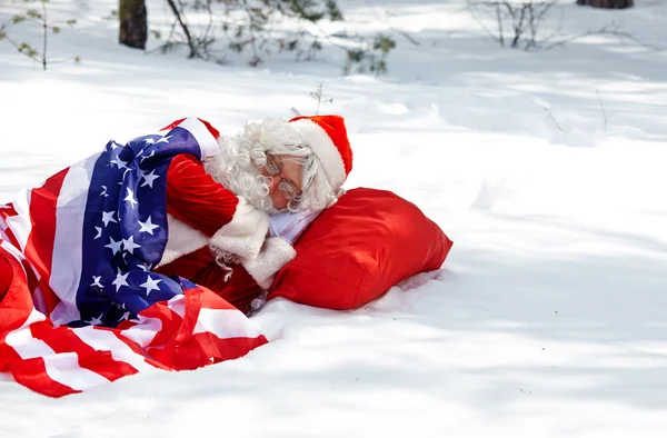 Спящий Санта в сугробе — стоковое фото