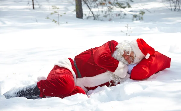 圣诞老人在雪堆里睡觉 — 图库照片