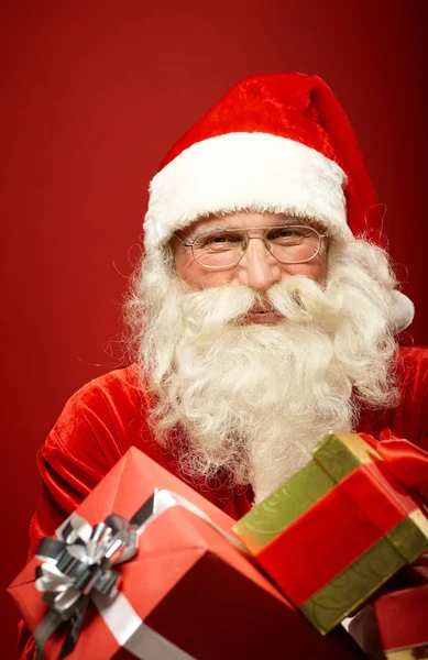 Kerstman claus met kerstcadeaus — Stockfoto