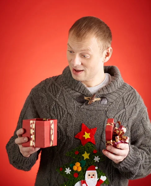 Uomo sorpreso con confezione regalo — Foto Stock