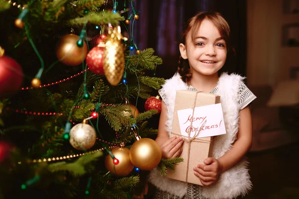 Fată cu cadou de Crăciun — Fotografie, imagine de stoc