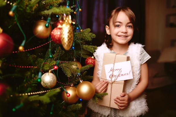 Mädchen mit Weihnachtsgeschenk — Stockfoto