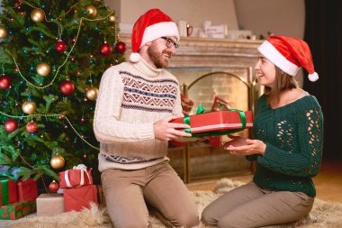 karısına kutusu veren adam