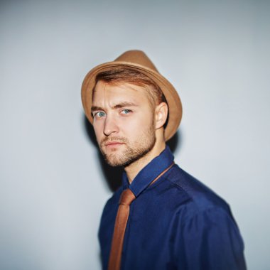 Şapkalı ciddi genç adam